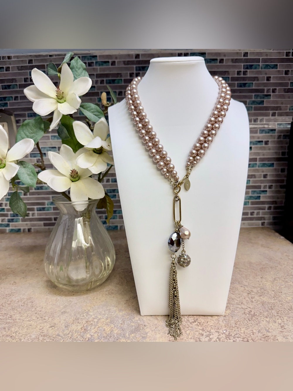 Chico’s mauve faux pearl gold tone necklace